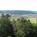Blick vom Lemberg nach Gosheim hinab und den dahinterliegenden Hummelsberg mit Klippeneck