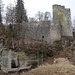 Ein erster Blick zur Ruine Grasburg. Anfänglich sieht man nicht, wie gross diese Anlage mal gewesen sein muss.