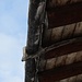Altes Handwerk: Regenrinne und Aufhängung aus Holz