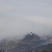 Tiefblick von der Hohen Kugel: Die Burg Neu-Ems trotzt dem Nebel, der sich nach Norden schier unendlich ausbreitet 
