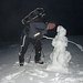 Der Blitz erleuchtet das Zappenduster und ertappt den Uwe, der sich gerade an einem Schneemann zu schaffen macht...