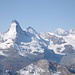 Weit hinten jenseits der vorgelagerten Kuppe des Oberrothorns, mit Zoom herangeholt: Matterhorn, Dent d'Herens, Mont Blanc, Grand Combin .....