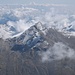 Das Stellihorn jenseits oberhalb des Mattmark-Stausees wird von Wolken umspielt, die sich von Italien hereinschieben.