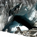 una grotta naturale nel ghiacciaio....