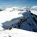 la Ostgipfel vista dalla Mitteler Gipfel,dietro all'orizzonte è visibile la catena delle Alpi e sull'estrema dx il Monte Bianco..