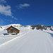 An der Alp Panüöl Richtung Maschgalugge unterwegs. Weit nach Norden ausholend führt der Winterwanderweg hinter dem baumbestandenen Kamm nach oben