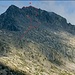 Foto trovata in rete che mostra il canale da prendere verso sin per la salita in cresta e il punto di calata sopra la bastionata che cinge la base della montagna