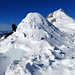 Eine grosse Schneebehausung auf dem Gipfel - da könnte man wahrscheinlich tatsächlich gut nächtigen
