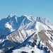 der lange Grat führt zur Bleispitze (2.225m, Mitte rechts) Im Hintergrund das Wettersteingebirge  