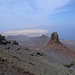 Aussicht auf einen spektakulären Felszahn (ohne Namen), die Sandwüste des Istmo de la Pared sowie die Pico de la Zarza-Kette