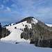 Das Tagesziel im Blick. Von der Alp Ellbogen erreicht man den Gipfel über offene Hänge von Süden her