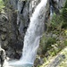 Der Wasserfall zeigt den Eingang der Schlucht