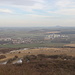 Ovčín - Ausblick aus dem Gipfelbereich. Am Horizont ist der Berg Říp, tschechisches Nationaldenkmal, zu erkennen. Vorn sind u. a. Sulejovice (Sulowitz) und die große Zementfabrik bei Čížkovice zu sehen.