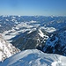 Blick über das Kössener Talbecken ins Herz der Chiemgauer Alpen. Links Hochgern, rechts der Bildmitte das Sonntagshorn.