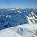 Blick über den Roßkaiser und das Unterberghorn zu Chiemgauer Alpen, Berchtesgadener Alpen, Leoganger und Loferer Steinbergen.