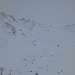 Tanja im steilen Gipfelkar. Bis zu ihrem Standort stiegen wir mit Skiern auf, dann entlang der abgeblasenen Rücken zum markanten Felsen am Grat