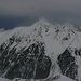 Blick vom Gipfel des Hochwanner zum Pirchkogel, dessen Gipfel von aufgewirbeltem Schnee verdeckt wird.