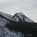 Blick bei der Schneewanderung neben der Straße zum Zwölferkögele, einem Skitourenberg mir kurzem Anstieg.