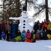 Gruppenfoto mit Leitern, Teilnehmern und einem unser Schneeprojekte, dem Riesenschneemann.