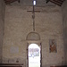 L'ingresso della chiesa con il soffitto a capriate.