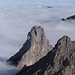 Geiselstein und Gumpenkarspitze über dem Nebelmeer.