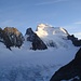 Die Barre des Écrins im Morgenlicht: Wir steigen nicht hoch, wir verzichten. Eine schwierige Entscheidung. Am Vortag wurden im unteren Bereich fünf französische Alpinisten von Seracs erschlagen.