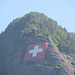 Die Wohl grösste Schweizerfahne. Direkt unter dem Rigi-Felsenweg montiert.