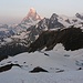 Am nächsten Tag sehr früh von der Hütte weiter in Richtung Mettelhorn. Das Matterhorn ist immer sichtbar. 