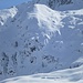ganz unten noch knapp im meterhohen Schnee erkennbar die (grosse) Alphütte Cna. di Lago vor Motto del Toro