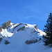 Der Twäriberg - der Skiaufstieg geht durch die rechte Rinne (bei der Schneefahne) und dann von rechts nach links über den Grat