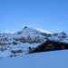 Die Forstberghütte vor dem Forstberg (Gipfel nicht zu sehen) - Die Schneefahnen zeigen den starken Fön