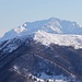 <b>Il Monte Cucco (1624 m), con sullo sfondo la Grigna settentrionale (2410 m), a 27 km di distanza.</b>