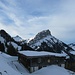 etwas trist wirkend: Berggasthaus Schimbrig Bad - erfreulicher die dahinter aufragenden Gipfel