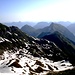 Blick hinunter zur Alp Ober Bolgen und zum Grat gen Oberbauenstock; links: Schwalmis.