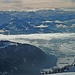 Tiefblick nach St. Johann; dahinter Kitzbüheler Alpen (links Kitzbüheler Horn, zentral Großer Rettenstein) und Hohe Tauern.