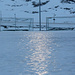 Der Fussballplatz von Longyearbyen - alles bereit, Flutlicht ist an. Nur kreuzt der geneigte Fussballer besser mit Schlittschuhen an den Füssen auf...
