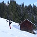 Viviane geniesst ihre erste Schneeschuh-Wanderung - hier sogar im Tiefschnee