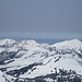 Über den berühmten Nagelfluhgipfeln der Speerkette zeichnen sich die Höhenzüge des Schweizer Juras deutlich vor dem Föhnhimmel ab