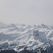 Das Skigebiet "Flumserberg" mit Spitzmeilen und Magerrain darüber. Die Sardonagruppe zeichnet sich nur noch schemenhaft ab