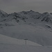 Blick beim Aufstieg über die Piste zu südlich Kühtais gelegenen (Skitouren-)Bergen.
