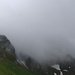 Auf dem Weg zur Stiege - der Wind peitscht Nebelfetzen um den Berg