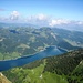 Tiefblick auf den Wägitalersee und ganz rechts den Zürichsee. 