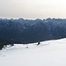 Über den verschneiten Südhängen des Simetsberges präsentiert sich das winterliche Karwendel.
