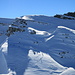 Aufstieg Chläbdächer Westgipfel im Detail: in der Abfahrt unbedingt den Mulden folgen, der Ski wird's Euch danken. Ausserhalb liegen so viele (knapp verdeckte) Steine, dass selbst der Aufstieg zum Spiessrutenlauf wird.