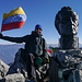 Auf dem Gipfel mit venezolanischer Fahne und der Statue des Simon Bolivar.