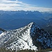 Die Schau über den Martinskopf ins Karwendel; ganz hinten rechts die Stubaier Alpen.