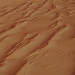 Mittendrin seltsame Bereiche mit rotem Sand bepudert.