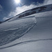 Der Anriss des Schneebrettes...Einfahrtsspur des Skifahrers in den Hang rechts oben