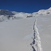 Prima baita sotto l'Alpe Vernouille. La neve si presenta a strane chiazze grigio-giallastre, a causa della sabbia caduta dal cielo insieme alla neve di un paio di giorni fa