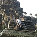 Angkor Thom (Tourist auf allen Vieren, wie man dies hier öfters sieht)